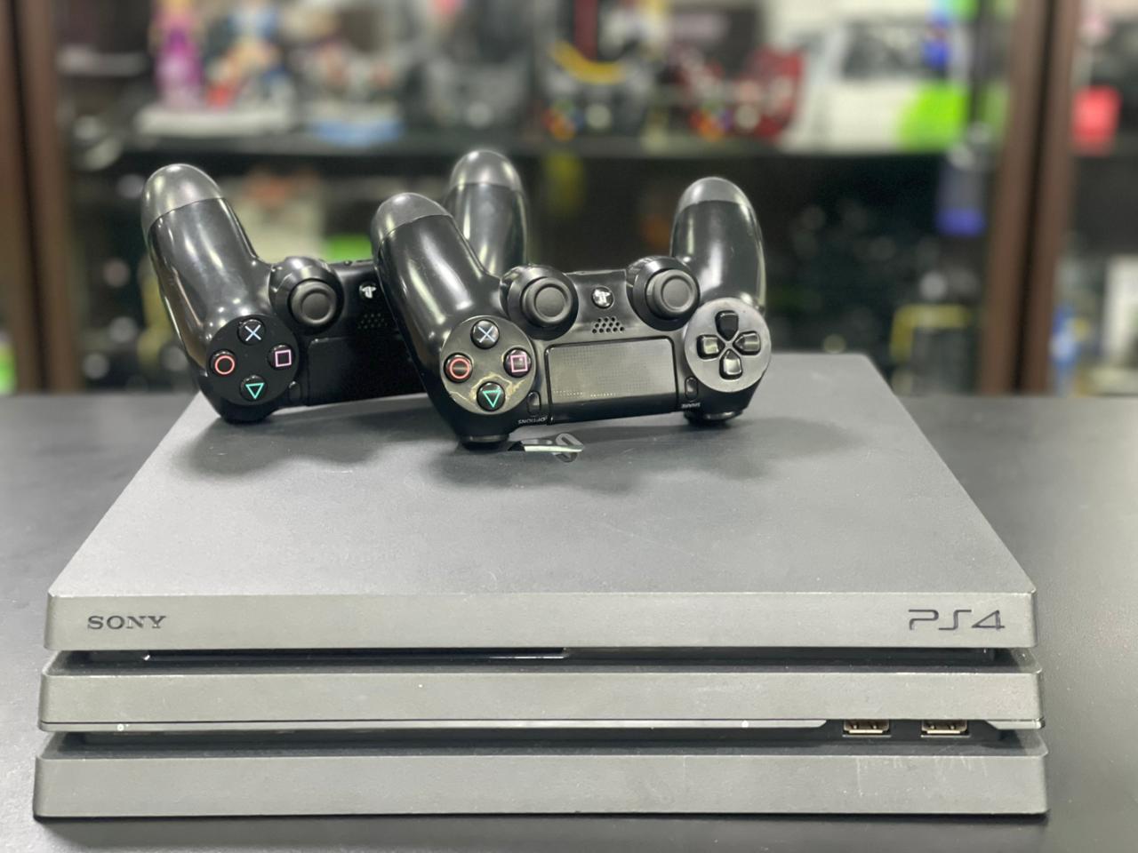 PlayStation 4 Pro 1TB Preto 02 Controles s/fio Preto Original - Item Usado