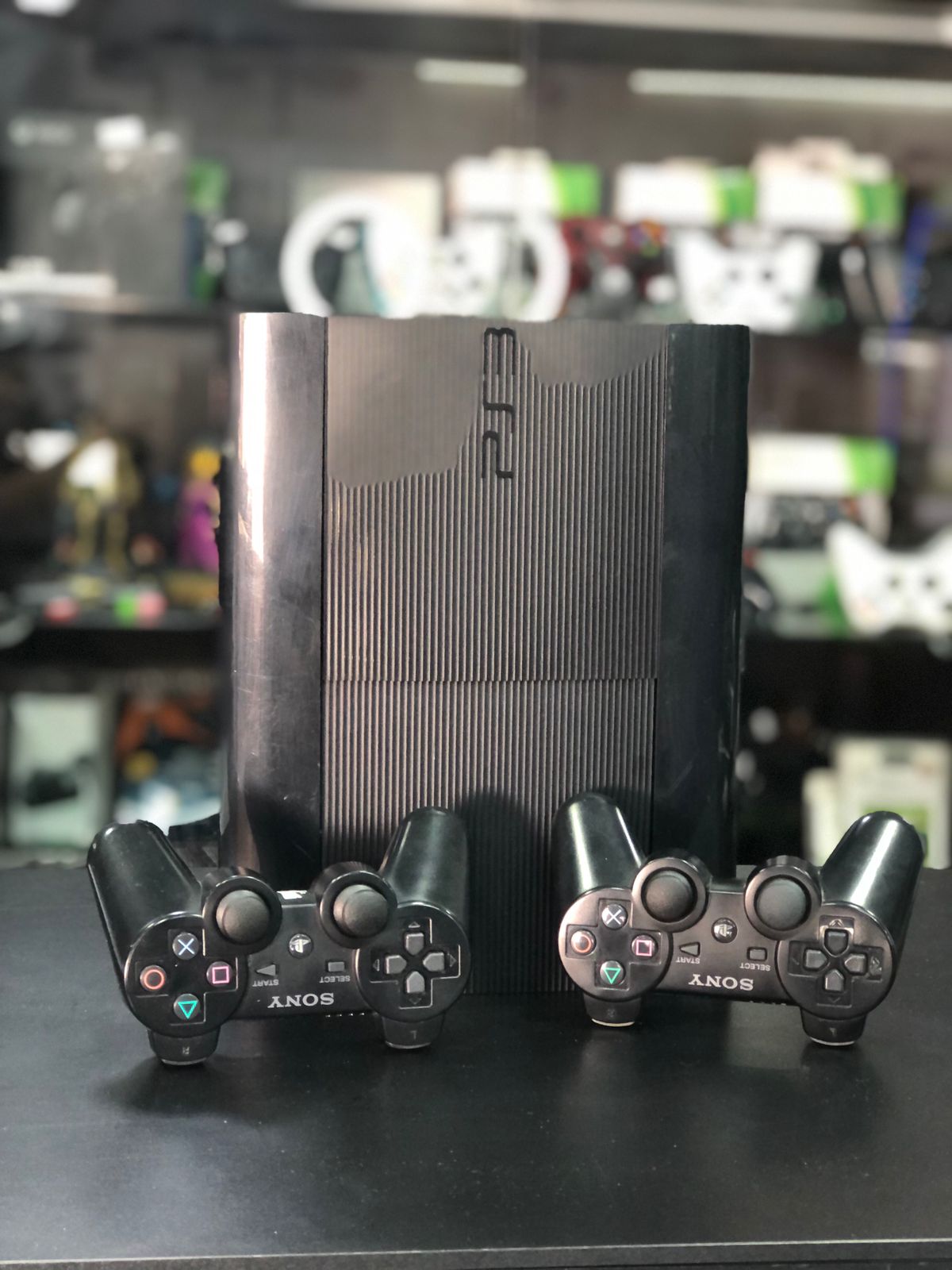 Playstation 3 Super Slim 1 tera Sistema H.e.n, + 02 controle s/fio Original preto + jogos - usado