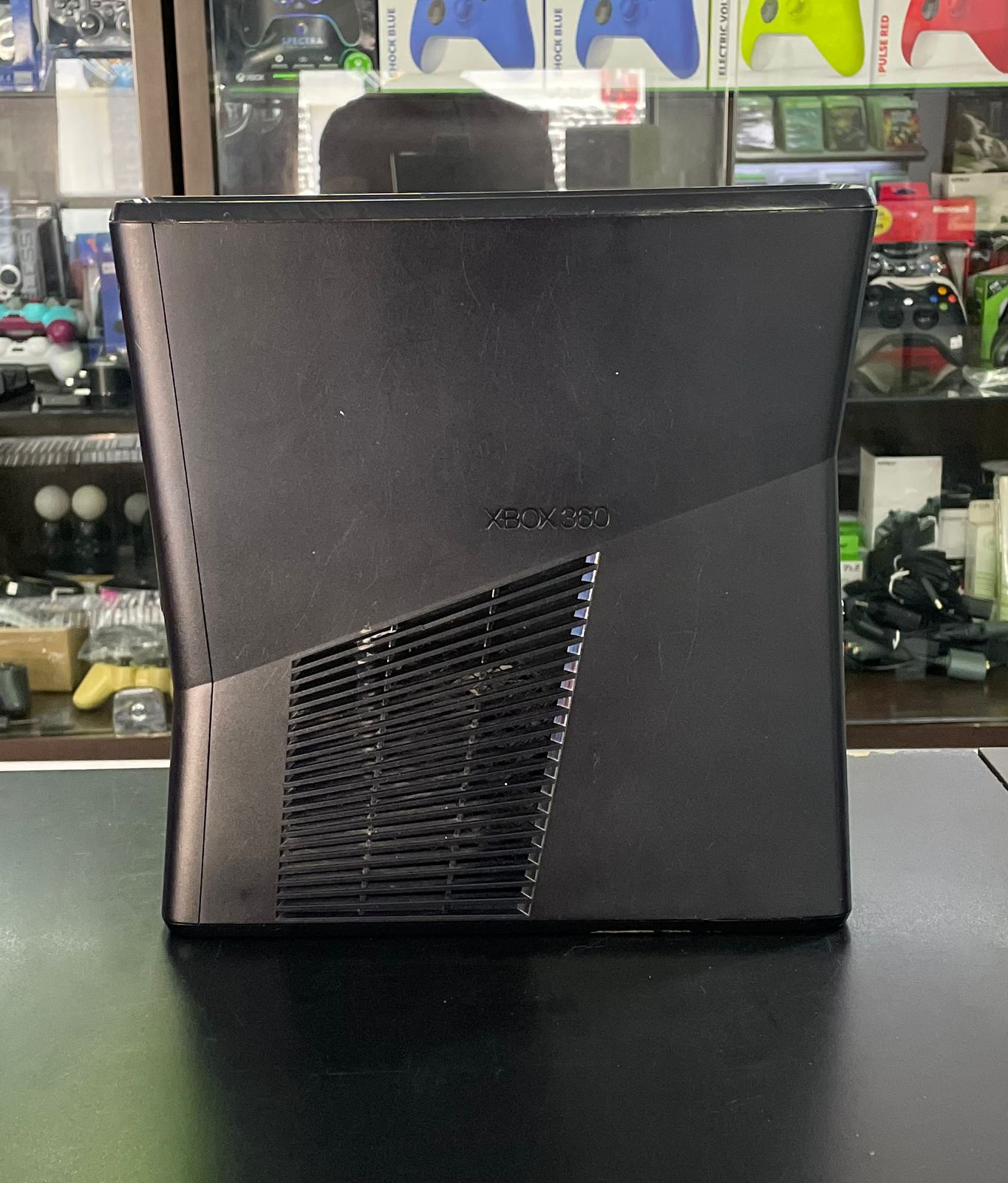 Xbox 360 Slim 500GB Preto Sistema Exploit + 1 Controles c/ Fio + Jogos (Usado)