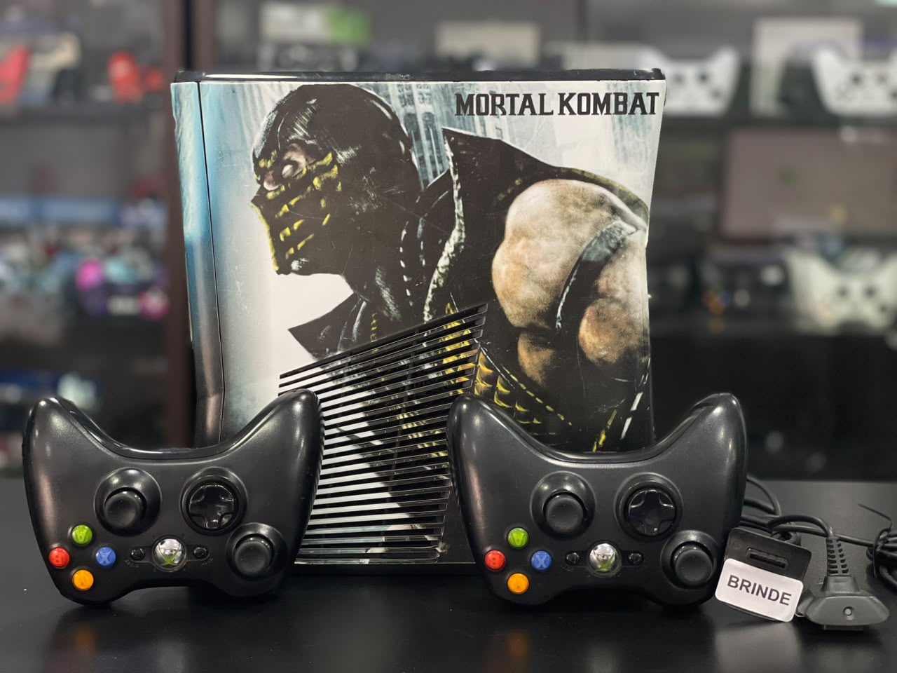 Xbox 360 Slim 500GB Aurora Adesivado Mortal Kombat + 2 Controles Originais + Jogos Pronto para Jogar
