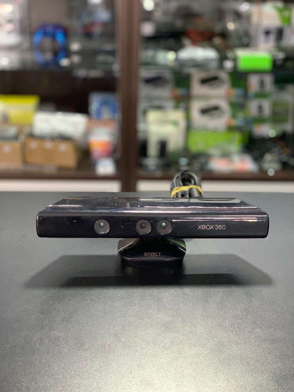 Xbox 360 Super Slim 500GB + 2 Contrele s/ fio preto sistema Exploit + Kinect + Jogos Item Usado