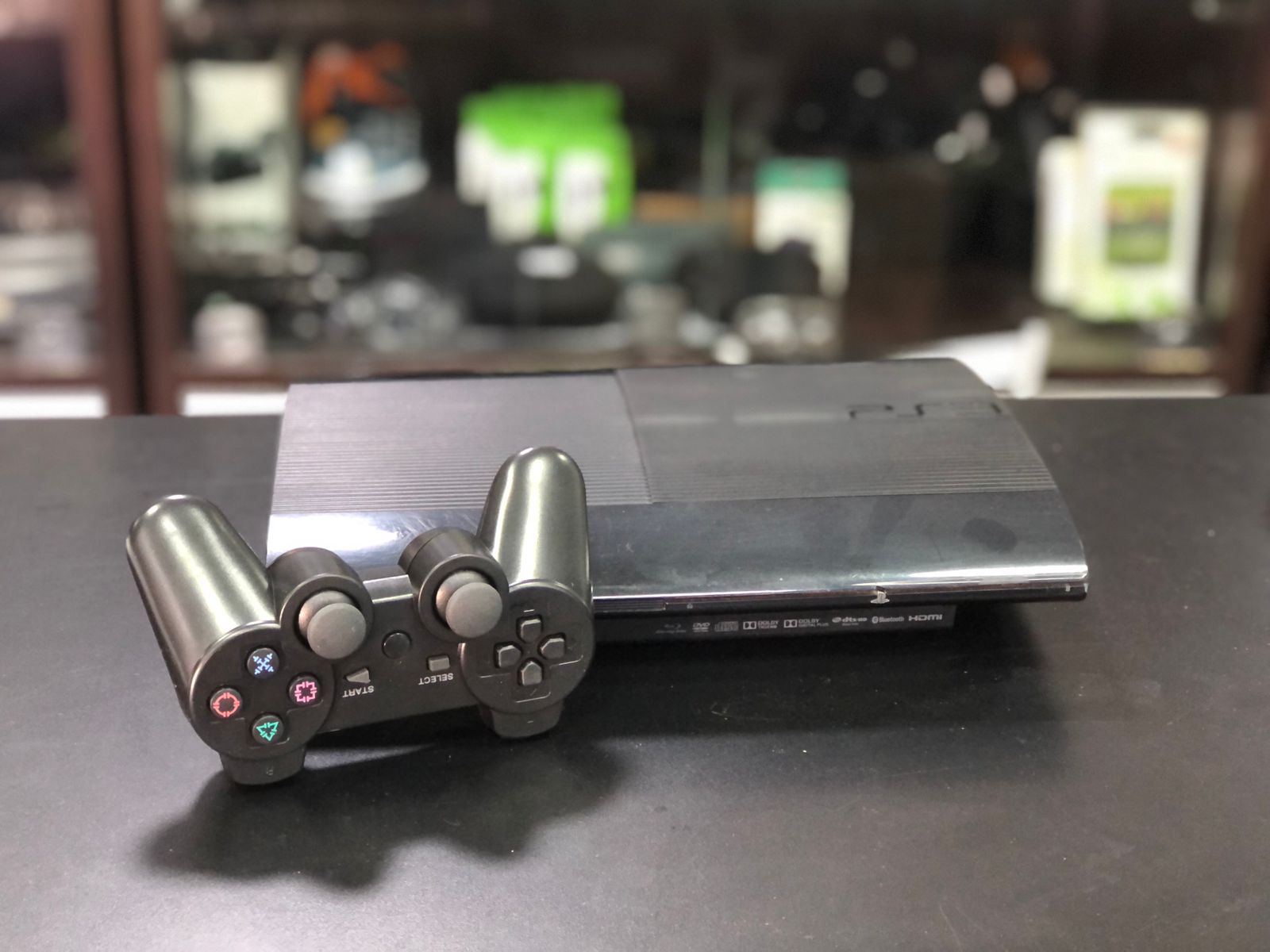 Playstation 3 Super Slim 1 tera Sistema H.e.n, + 01 controle s/fio paralelo preto + jogos - usado