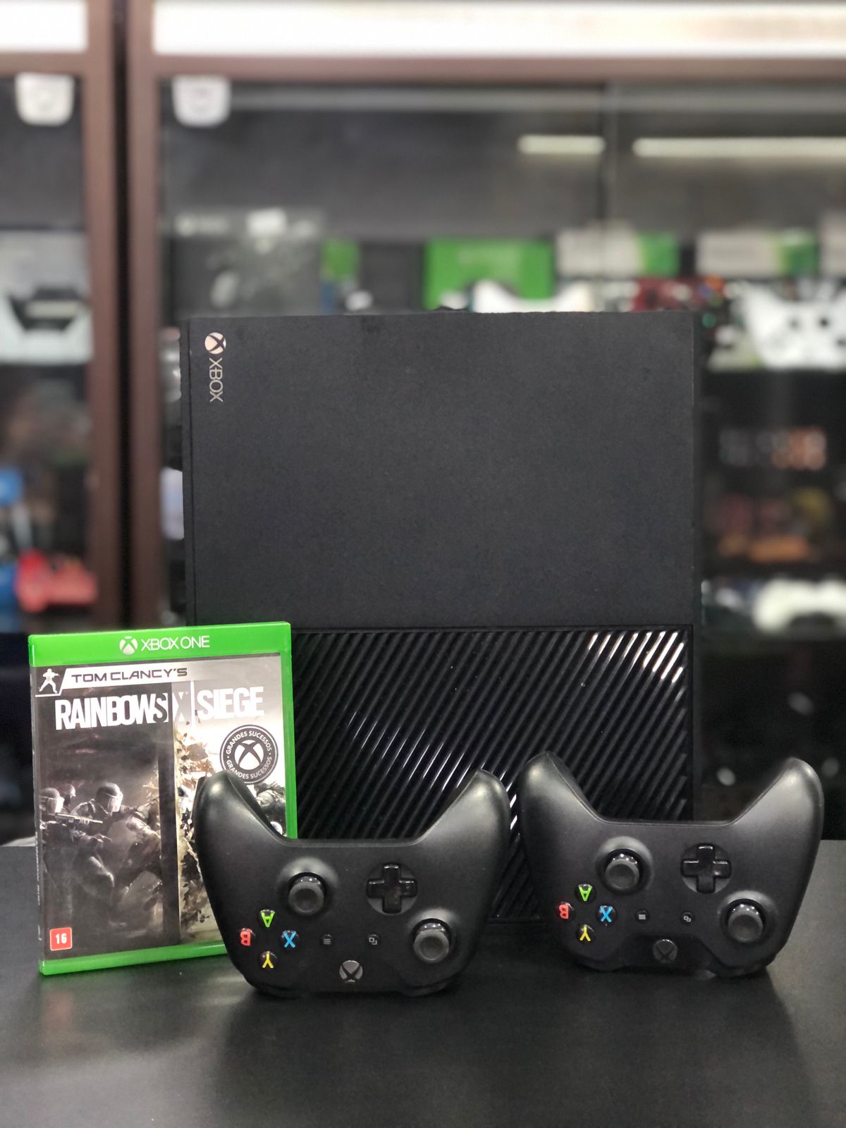Xbox One Fat 01 tera + 2 Controles Originais + 1 Jogo - Item usado