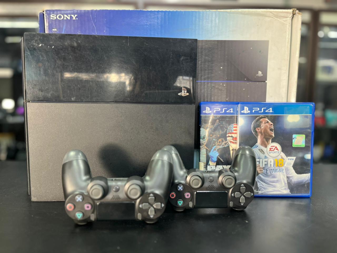 PLAYSTATION 4 FAT 500GB + 02 CONTROLES ORIGINAIS + FIFA 18 + PAYDAY 2 + CAIXA ORIGINAL