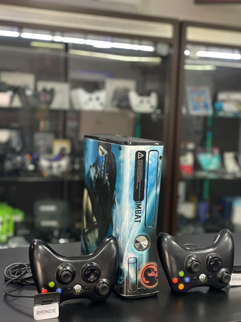 Xbox 360 Slim 500GB Aurora Adesivado Mortal Kombat + 2 Controles Originais + Jogos Pronto para Jogar