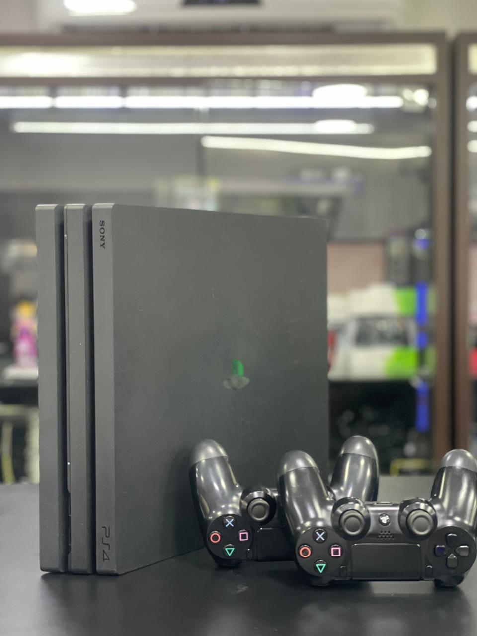 PlayStation 4 Pro 1TB Preto 02 Controles s/fio Preto Original - Item Usado