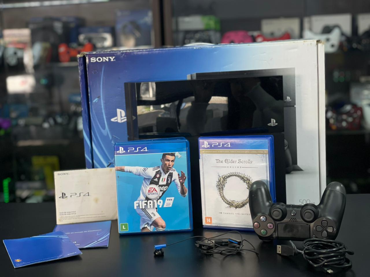 Playstation 4 500GB Preto + 02 Controles Sem Fio + 02 Jogos Mídia Física de Brinde Pronto para Jogar
