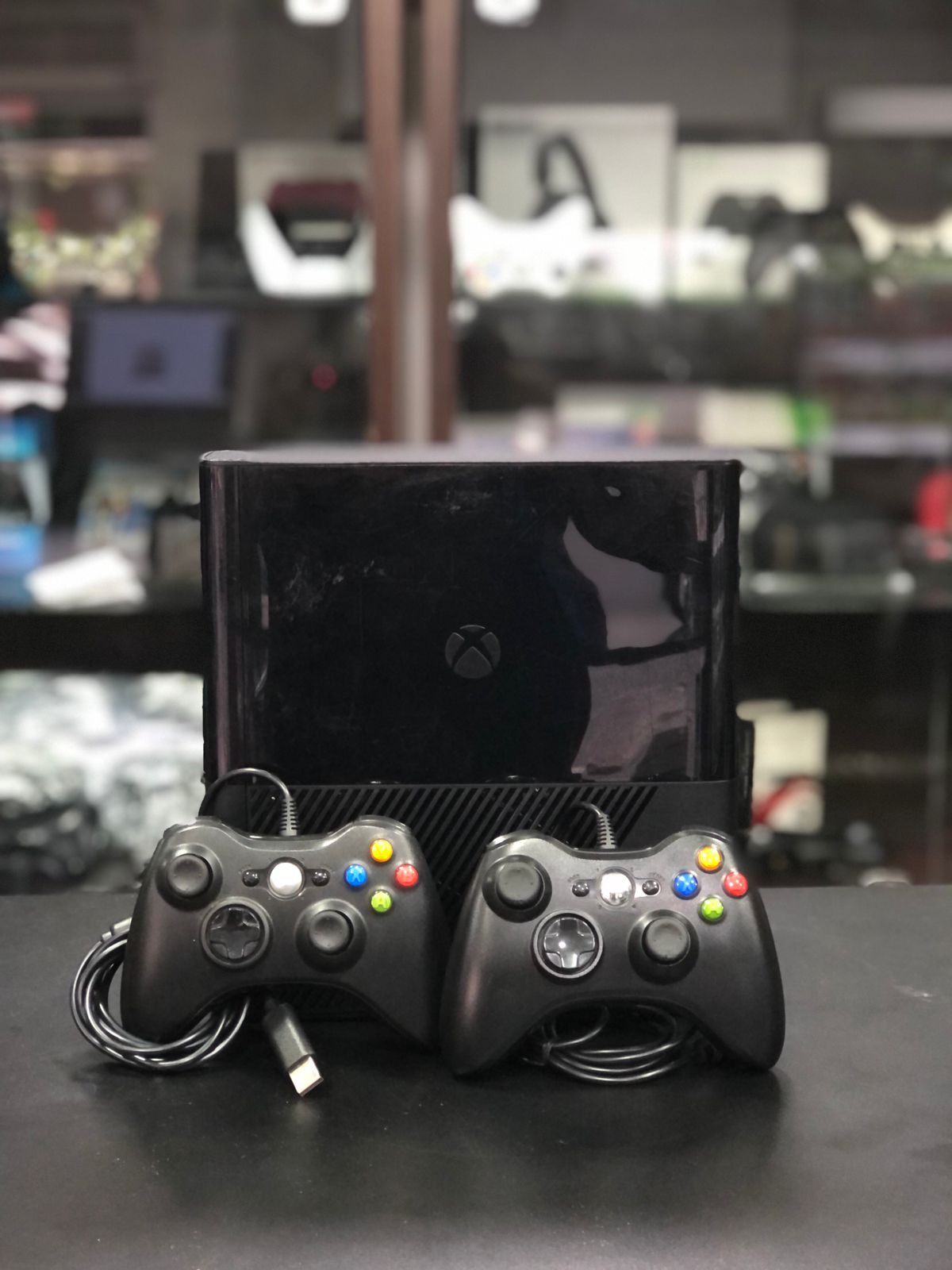 Xbox 360 Super Slim 500GB + 2 Contrele c/ fio preto sistema Exploit + Jogos Item Usado