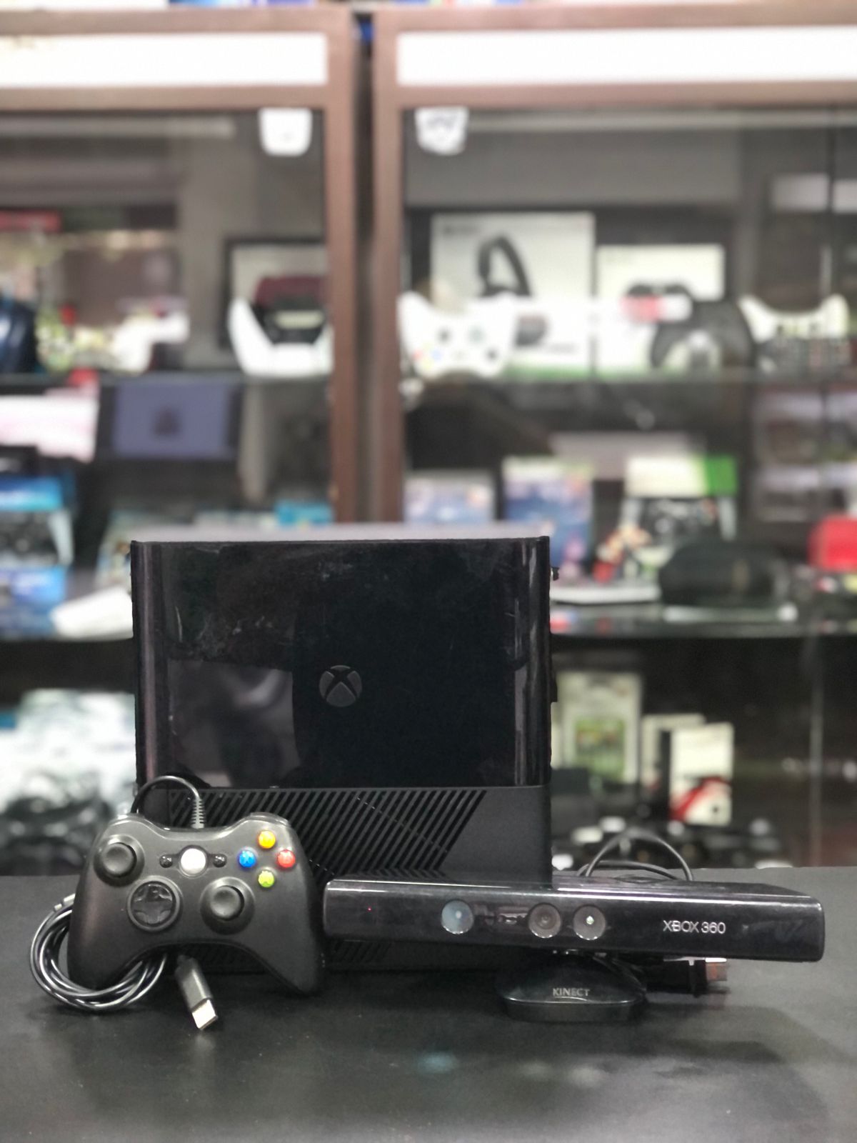 Xbox 360 Super Slim 500GB + 1 Contrele c/ fio preto sistema Exploit+ Kinect + Jogos Item Usado
