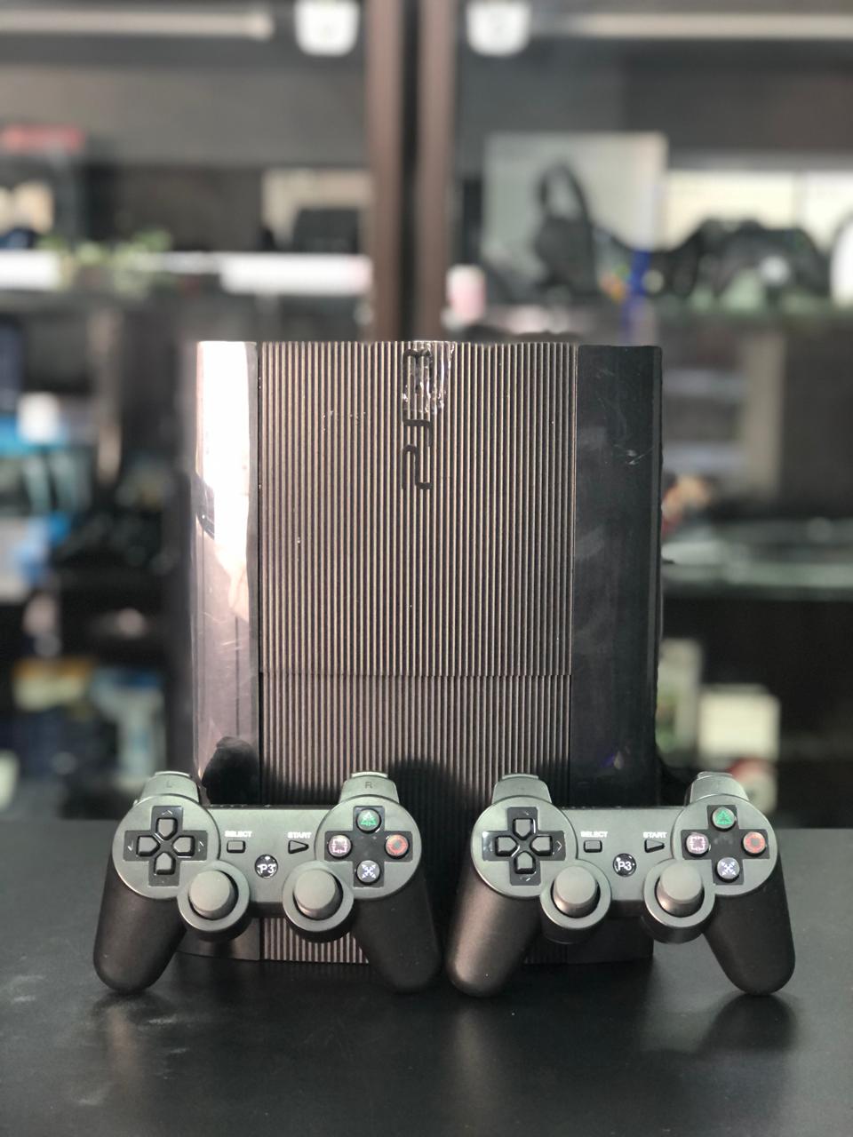 Playstation 3 Super Slim 1 tera Sistema H.e.n, 02 controles s/fio paralelos preto+ jogos
