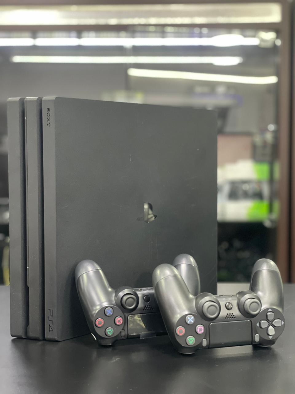 PlayStation 4 Pro 1TB Preto 02 Controles s/fio Preto - Item Usado