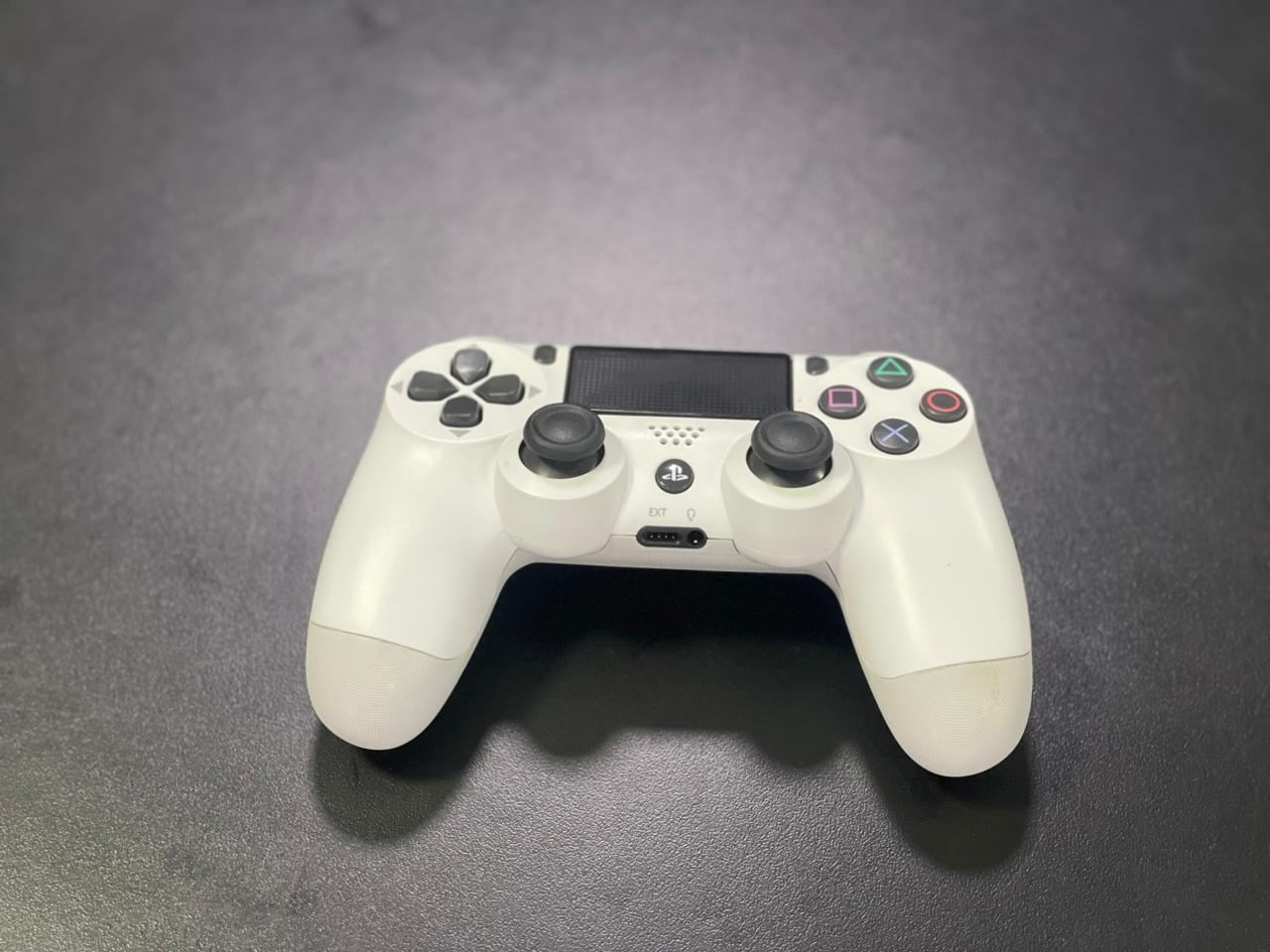 Controle PlayStation 4 sem fio branco primeira linha revisado