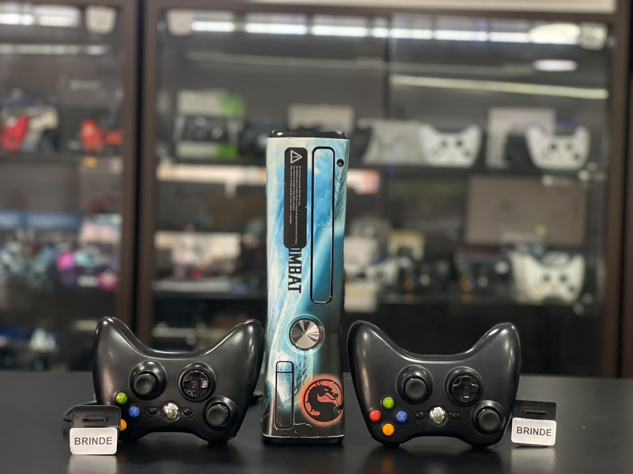 Xbox 360 Slim 500GB Aurora Adesivado Mortal Kombat + 2 Controles Originais + Jogos Pronto para Jogar
