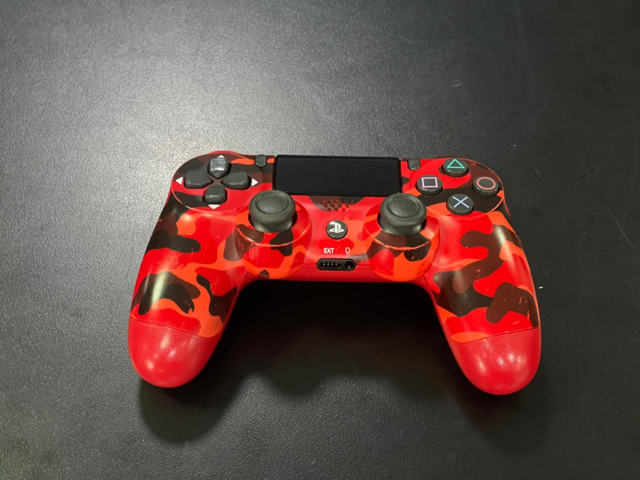 Controle PlayStation 4 camuflado vermelho primeira linha