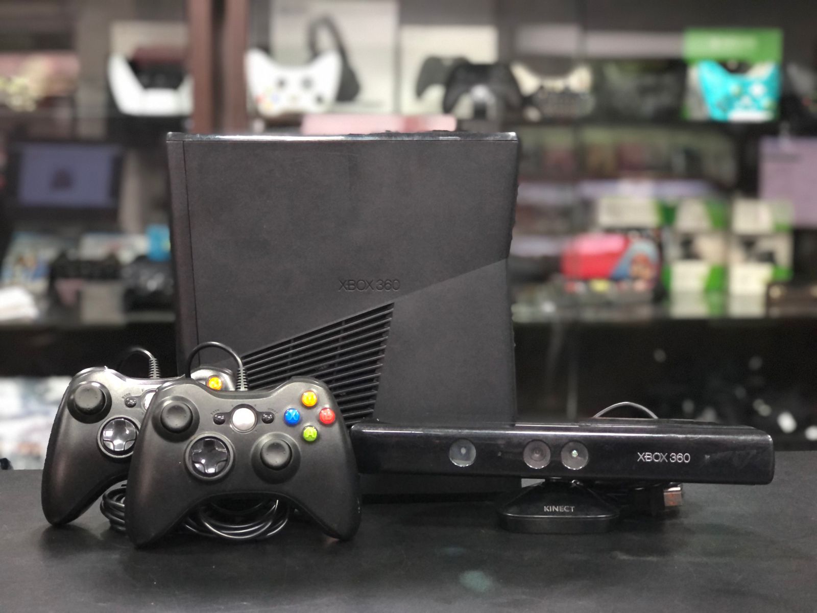 Xbox 360 Slim 500GB Preto Sistema Exploit +Kinect/ 2 Controles c/ Fio + Jogos  (Usado)
