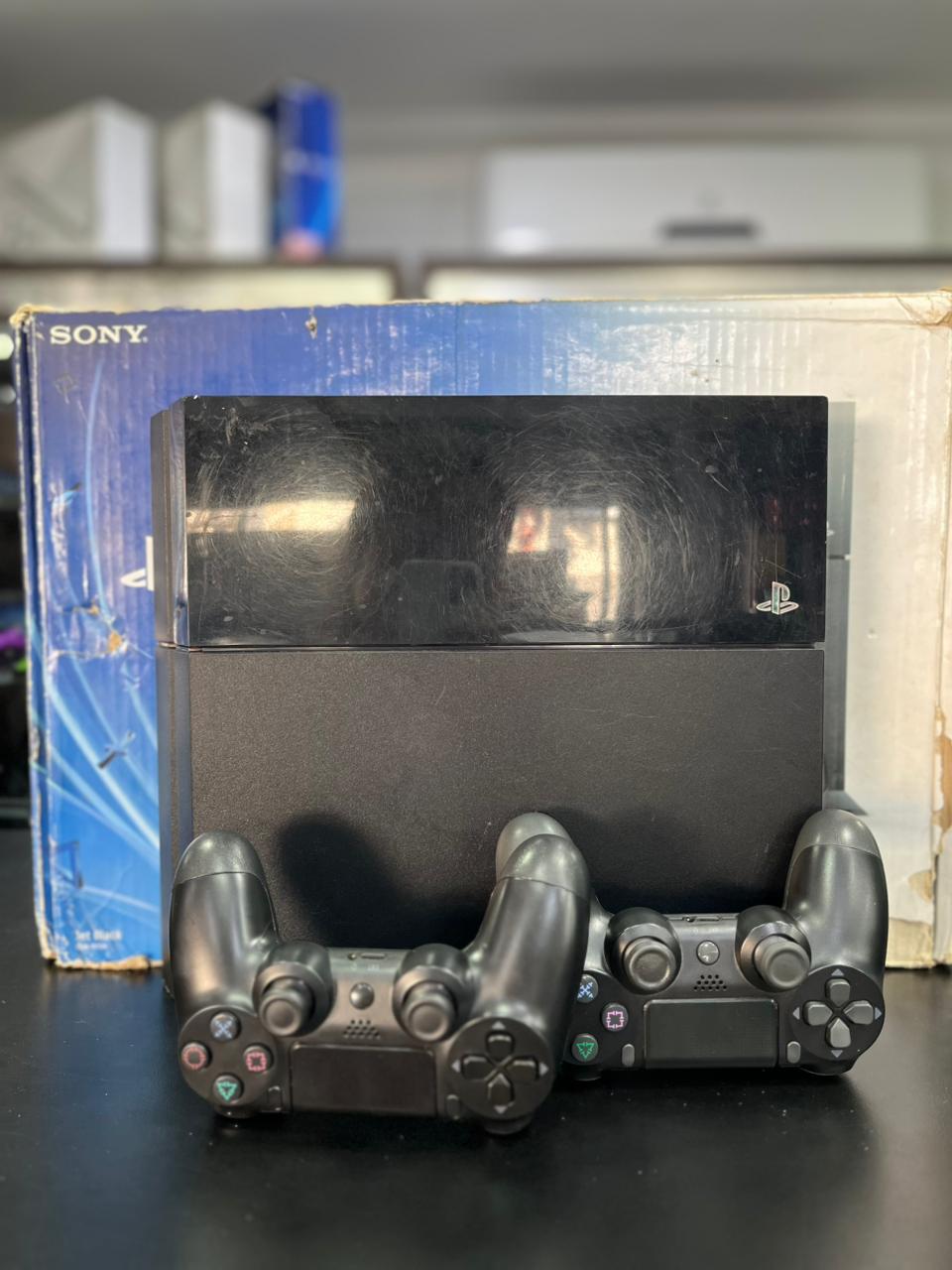 PLAYSTATION 4 FAT 1TB + 02 CONTROLES S/FIO + FIFA 19 + NBA LIVE 15 + CAIXA ORIGINAL PRONTO PARA JOGAR