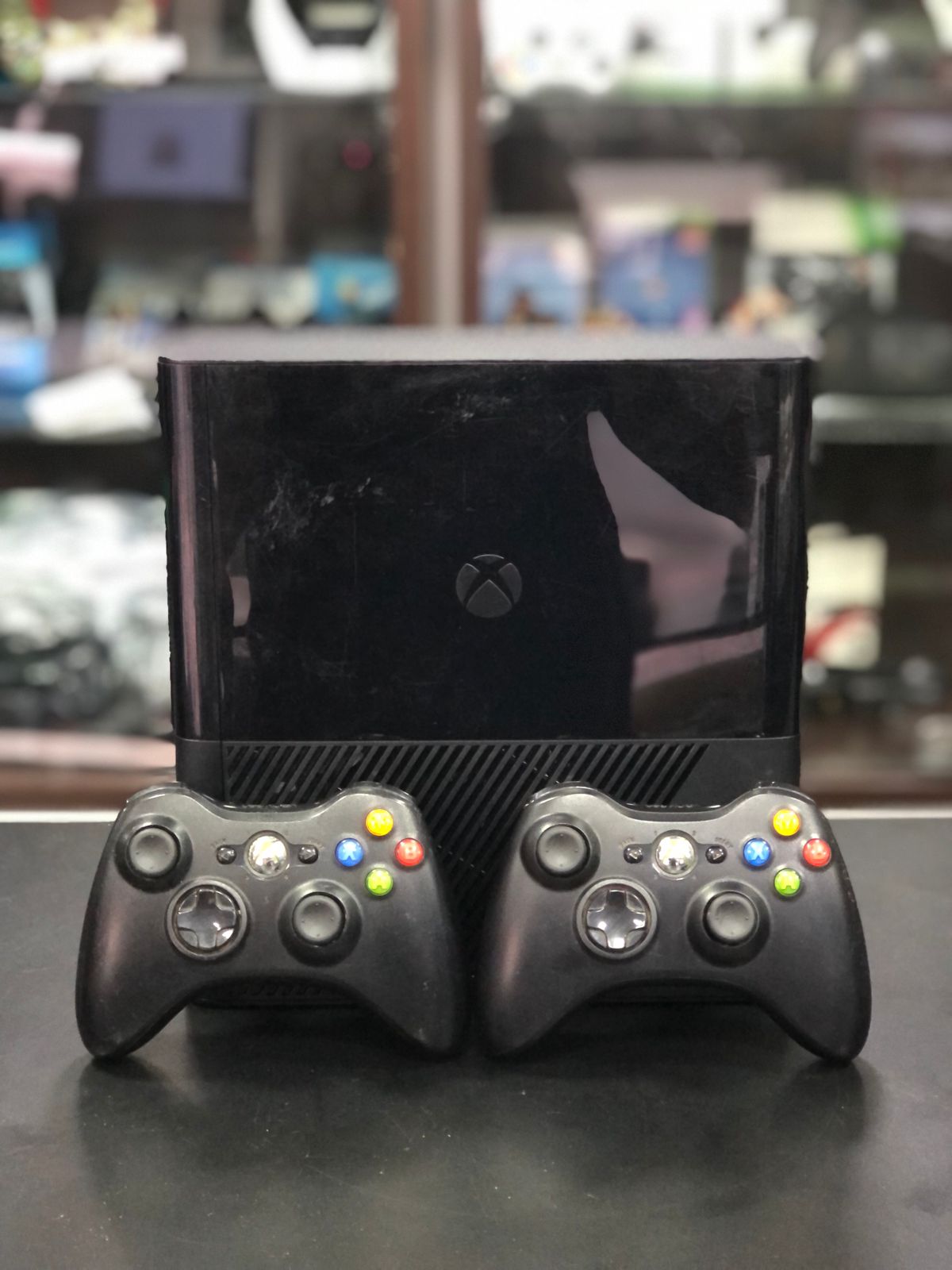 Xbox 360 Super Slim 500GB + 2 Contrele s/ fio preto sistema Exploit + Jogos Item Usado