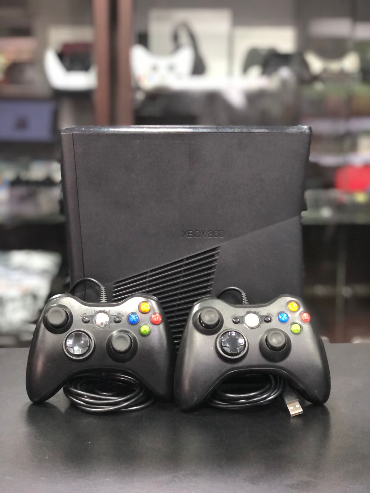 Xbox 360 Slim 500GB Preto Sistema Exploit + 2 Controles c/ Fio + Jogos (Usado)