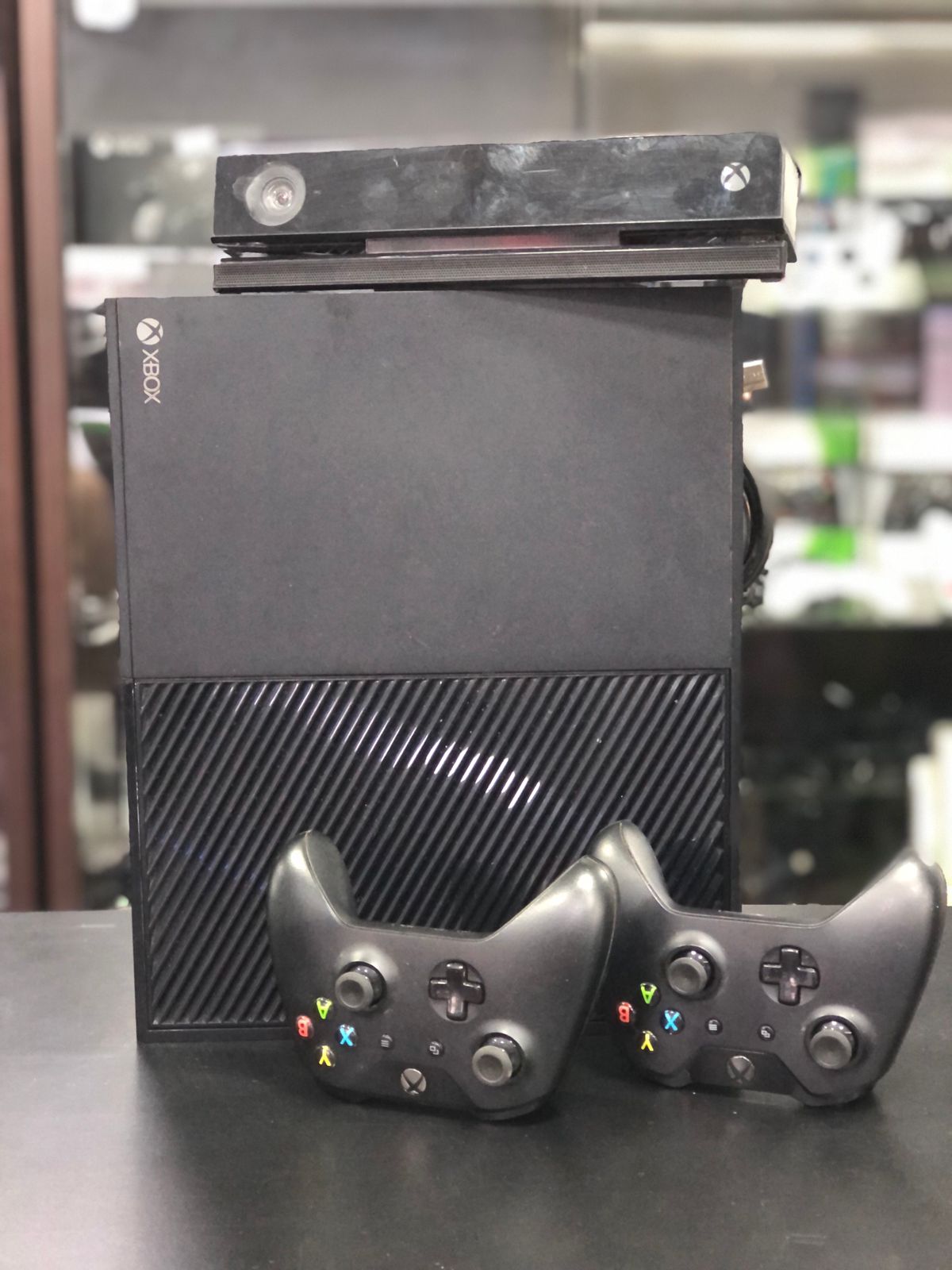 Xbox One Fat 01 tera + 2 Controles Originais + 1 Kinect  - Item Usado