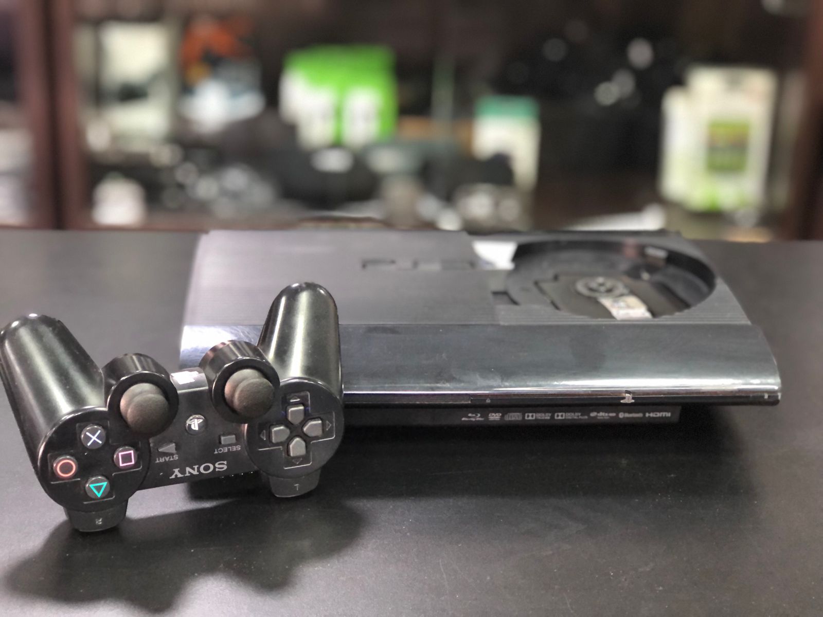 Playstation 3 Super Slim 1 Tera Sistema H.e.n, + 01 controle s/fio Original preto + jogos - usado