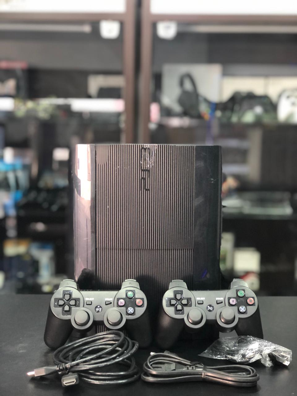 Playstation 3 Super Slim 1 tera Sistema H.e.n, 02 controles s/fio paralelos preto+ jogos