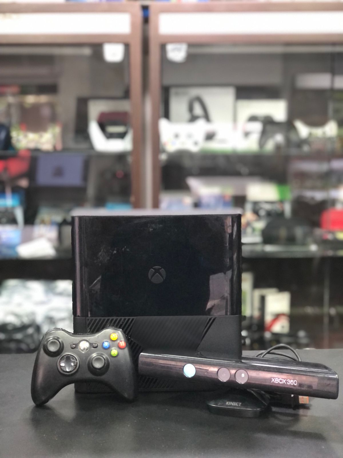 Xbox 360 Super Slim 500GB + 1 Contrele s/ fio preto sistema Exploit + Kinect + Jogos Item Usado