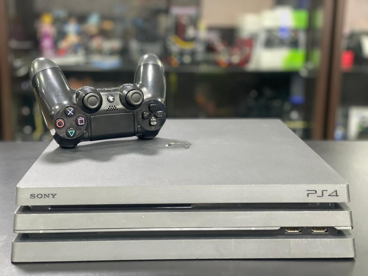 PlayStation 4 Pro 1TB Preto 01 Controle s/fio Preto Original - Item Usado