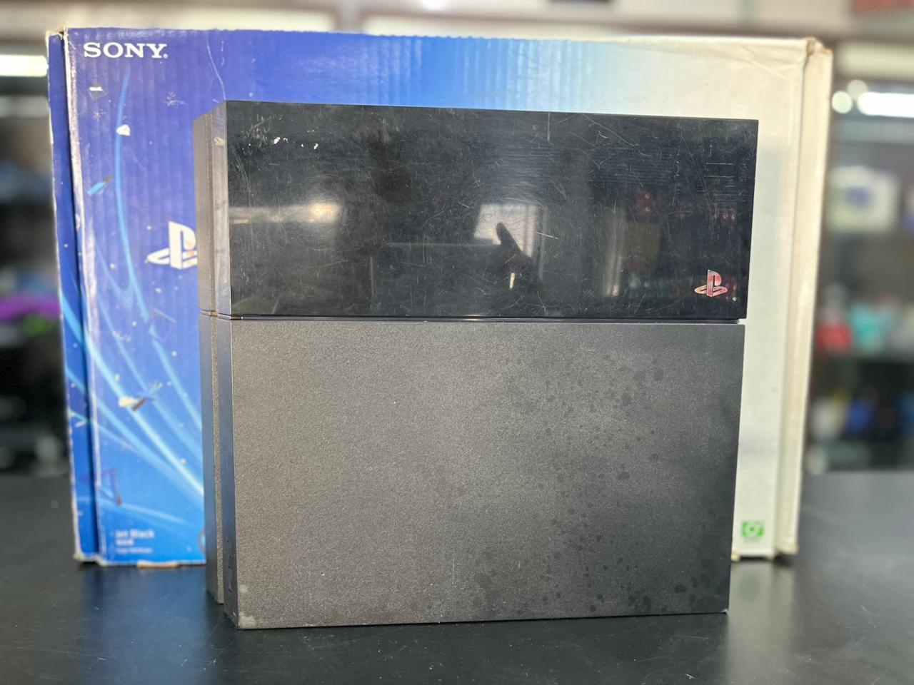 PLAYSTATION 4 FAT 500GB + 02 CONTROLES ORIGINAIS + FIFA 18 + PAYDAY 2 + CAIXA ORIGINAL