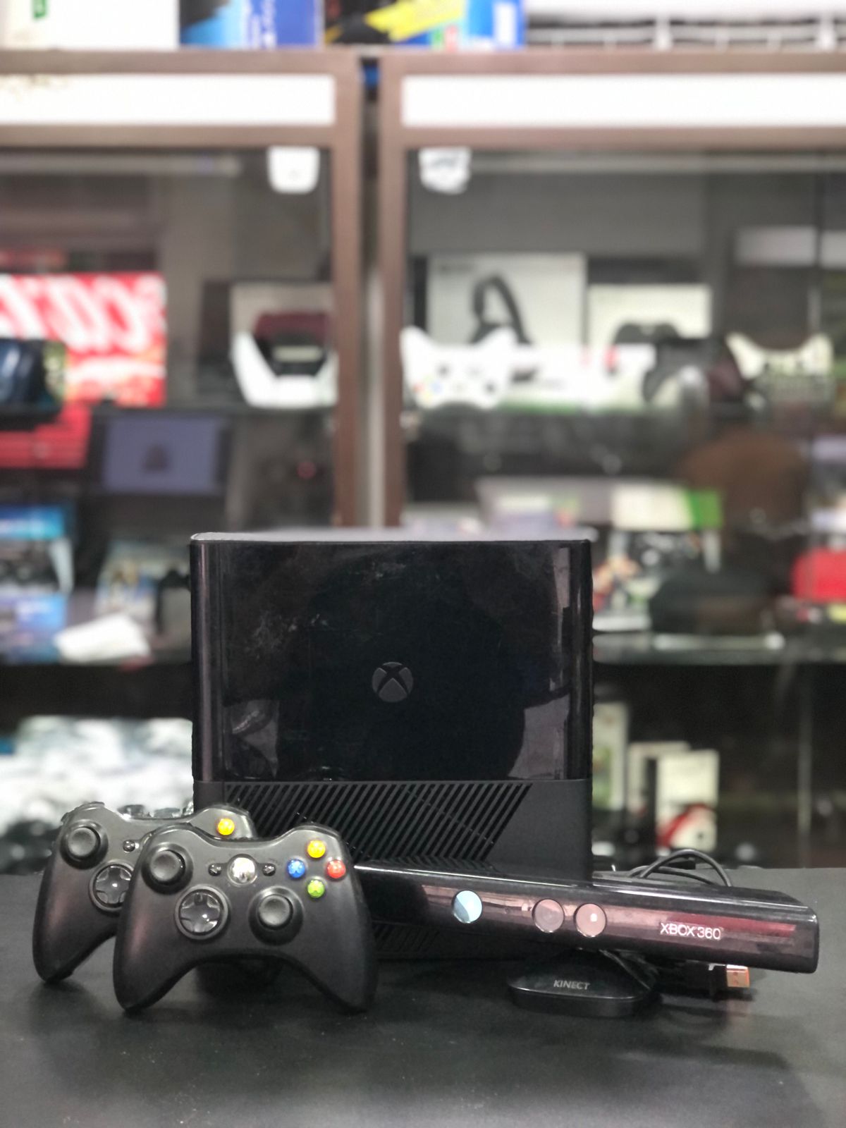 Xbox 360 Super Slim 500GB + 2 Contrele s/ fio preto sistema Exploit + Kinect + Jogos Item Usado