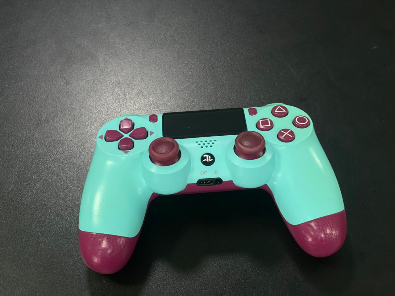 Controle PlayStation 4 sem fio verde e roxo primeira linha
