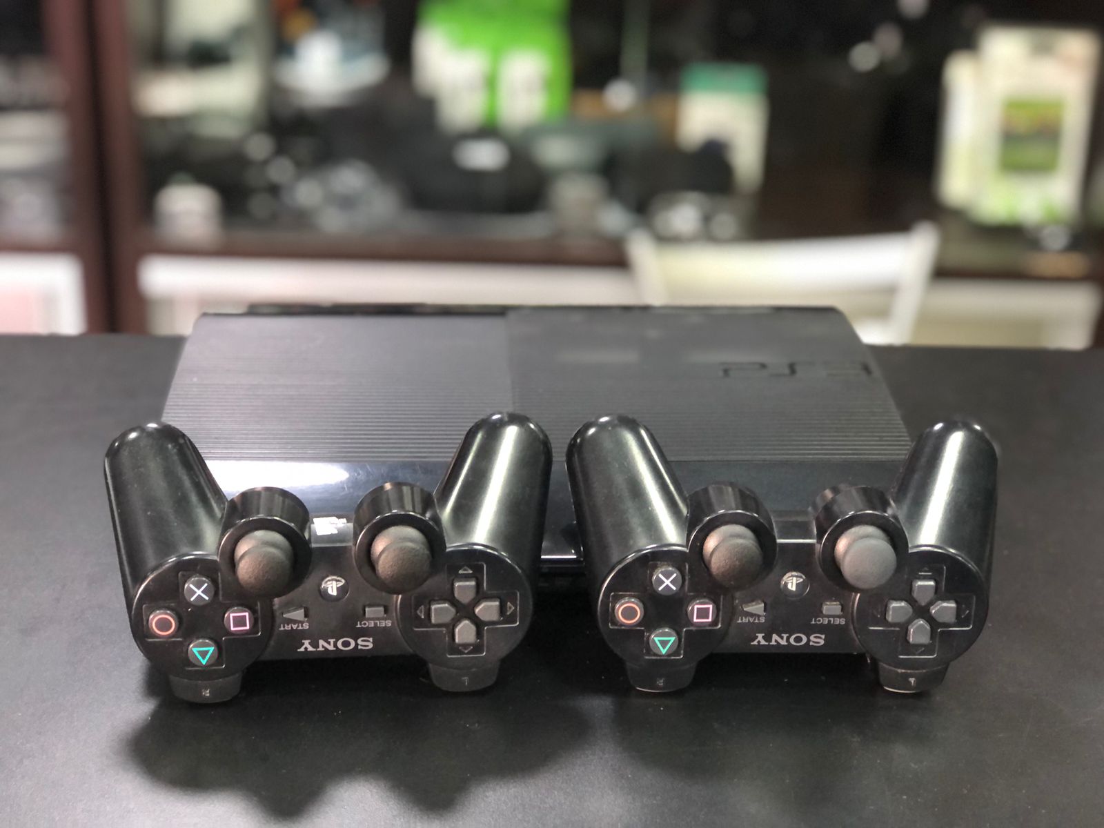 Playstation 3 Super Slim 1 tera Sistema H.e.n, + 02 controle s/fio Original preto + jogos - usado