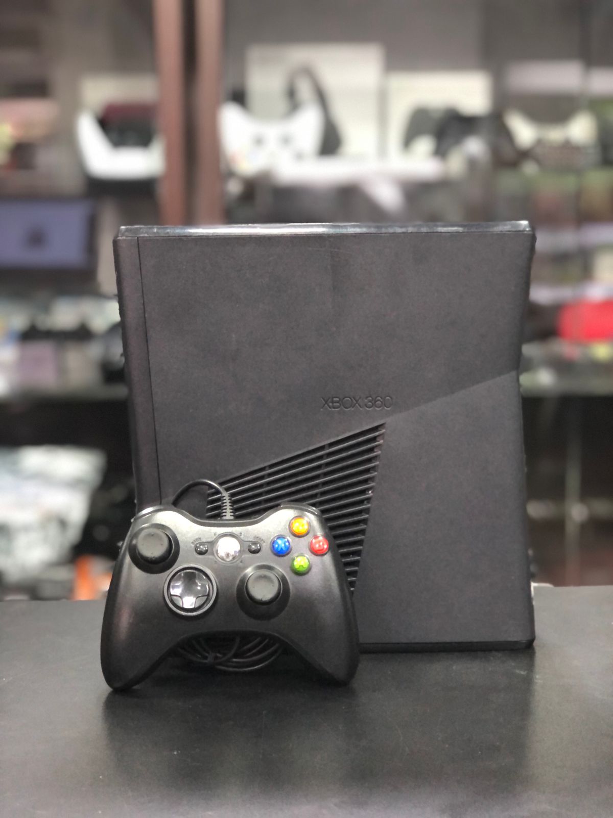 Xbox 360 Slim 500GB Preto Sistema Exploit + 1 Controles c/ Fio + Jogos (Usado)