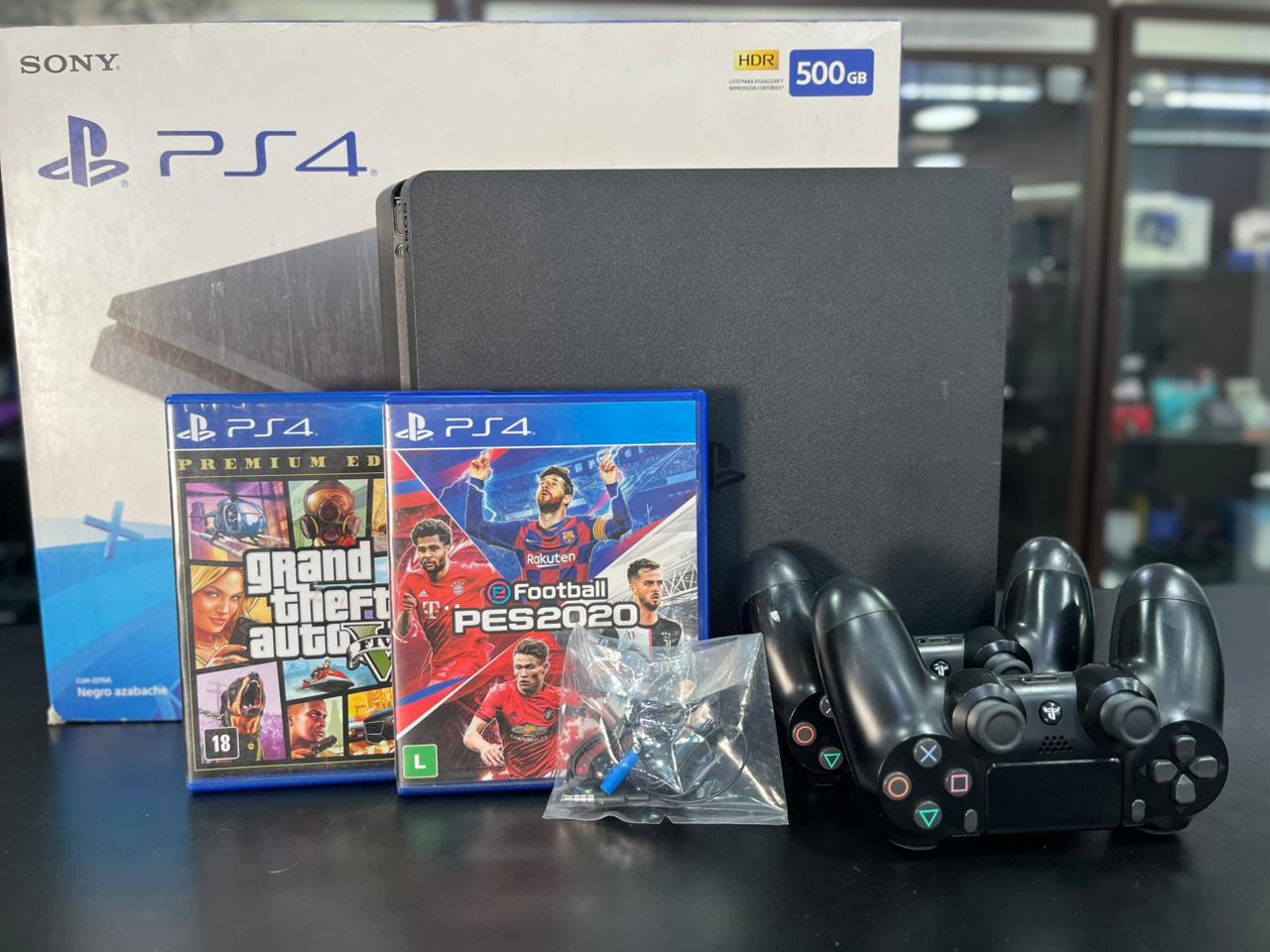 PLAYSTATION 4 500GB + 02 CONTROLES ORIGINAIS SEM FIO + PES 2020 + GTA V PREMIUM EDITION + FONE ORIGINAL PS4 + CAIXA